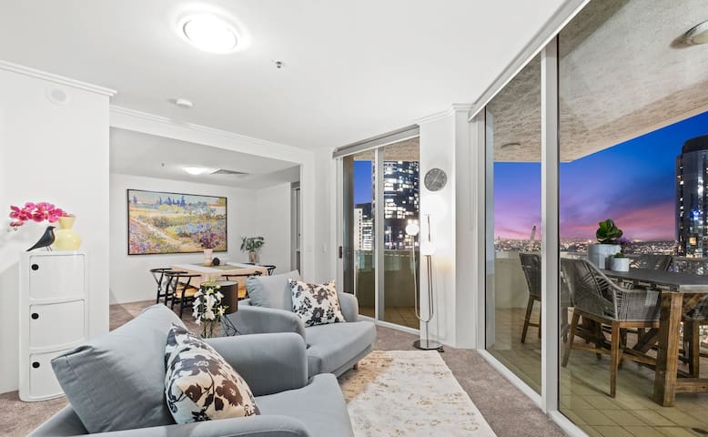 Lux Sub-Penthouse Suite with Queens Wharf Views