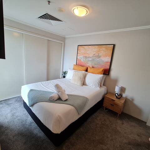 Lux Sub-Penthouse Suite with Queens Wharf Views! gallery image 3