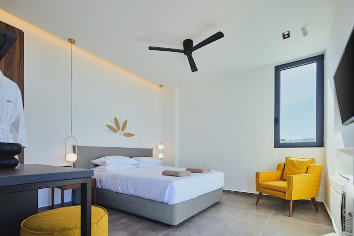 Bračni krevet (1,60 x 2,00 m), 50-inčni Smart TV, stropni ventilator, kupaonica s tušem.