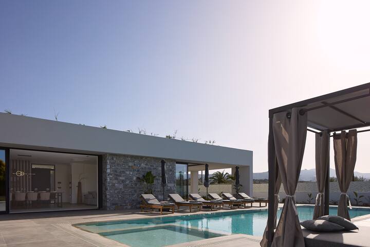 850m to Beach, Pickleball court & rooftop hot tub gallery image 4