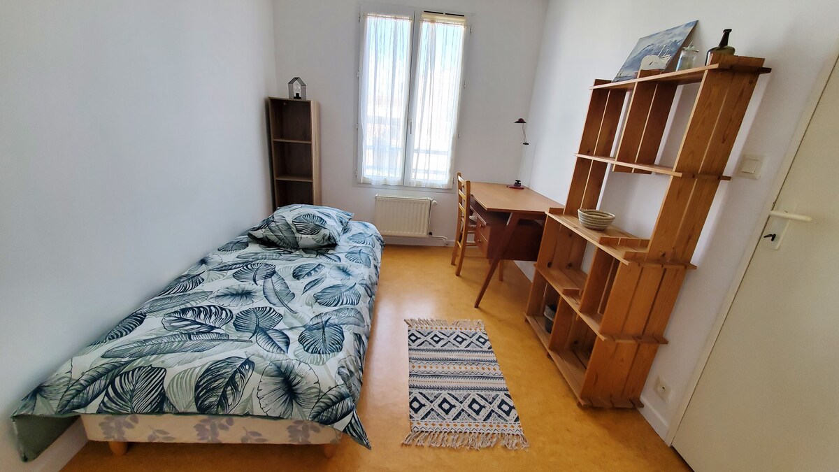 - Dormitorio 2 (arriba): Cama para 1 persona + gran armario de almacenamiento.
- Posibilidad de proporcionar: sábanas + funda nórdica + fundas de almohada bajo petición.