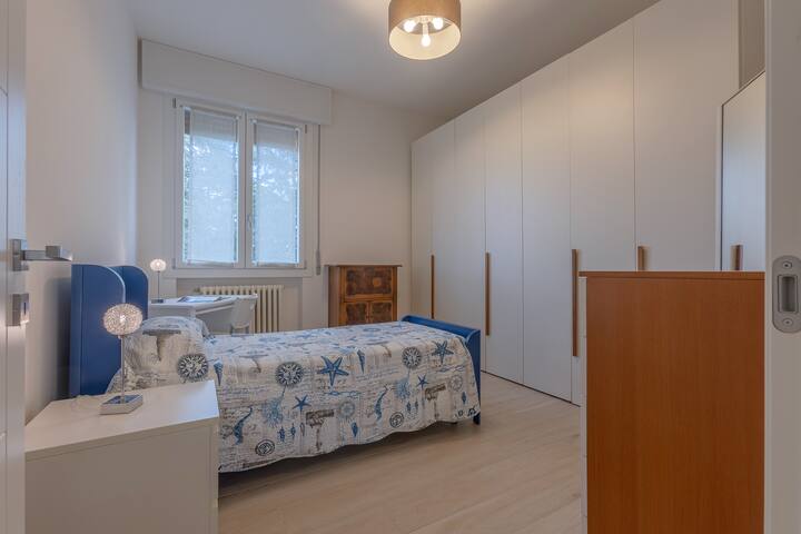 Spacious Apartment x5 with two balconies! gallery image 4