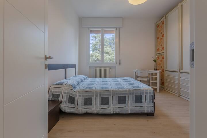 Spacious Apartment x5 with two balconies! gallery image 3