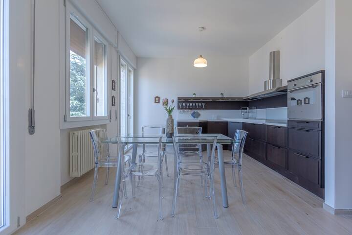 Spacious Apartment x5 with two balconies! gallery image 2