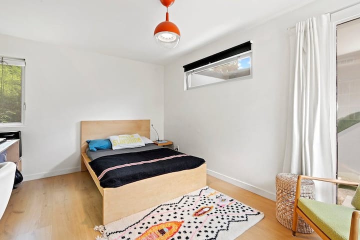 Mirë se erdhe në dhomën e gjumit të të rinjve! E përmbytur nga drita natyrale dhe një atmosferë e freskët, ajo ofron hapësirën e përkryer për të luajtur, për t 'u çlodhur ose për të studiuar.