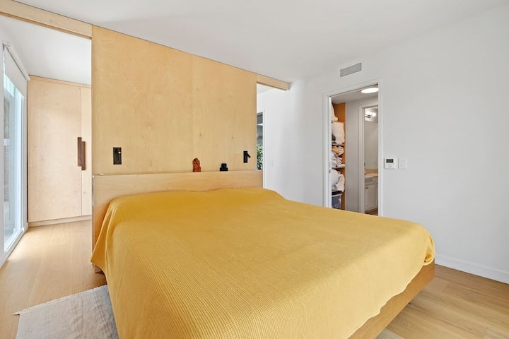 Hyr në dhomën kryesore të gjumit, të kompletuar me një dollap të gjerë dhe banjë ngjitur. Edhe një herë, drita natyrale është në qendër të vëmendjes, duke e ndriçuar bukur hapësirën.