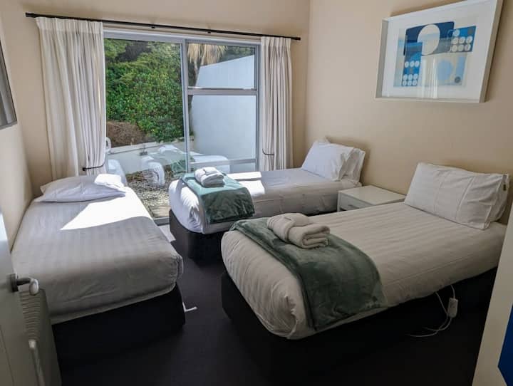 Nuestro tercer dormitorio con tres camas individuales. Las camas se pueden reconfigurar como una cama tamaño king y una individual
