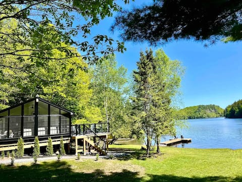 Lakeside Muskoka Haven: Premium Cottage with Sauna