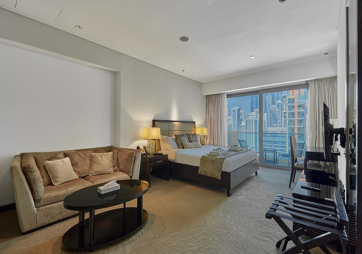 Successful Airbnb property: Lux Studio Linked to Marina Mall - Emaar Residence in Dubai Marina