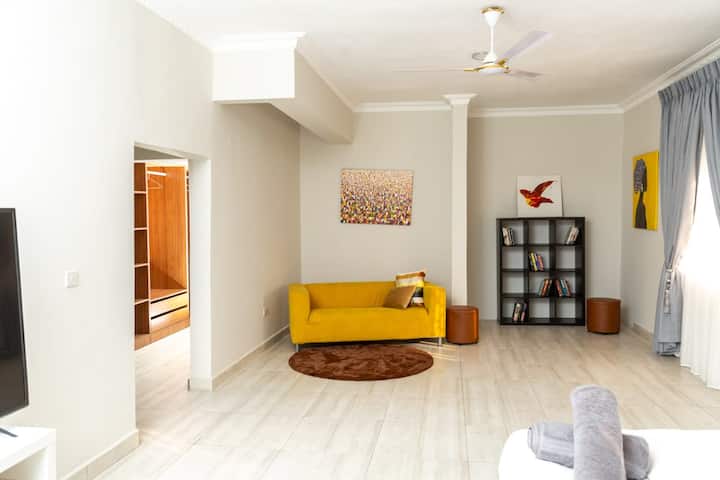 Sofá en el dormitorio principal con baño.