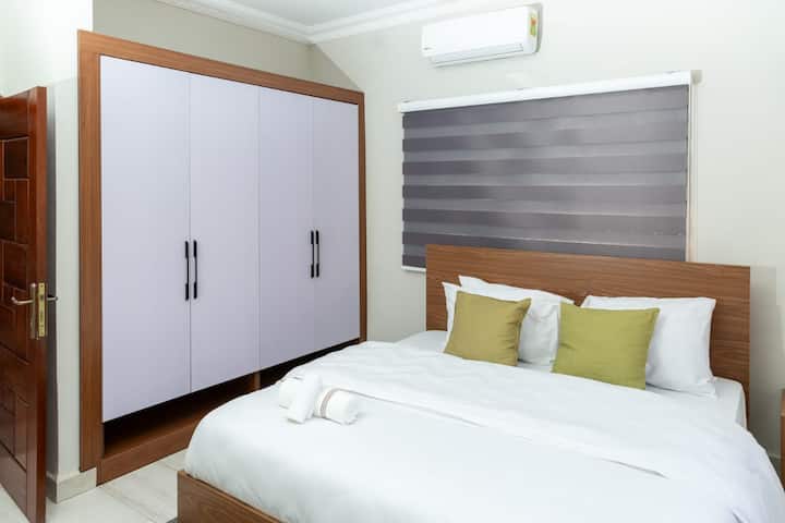 Cama doble y armarios empotrados.