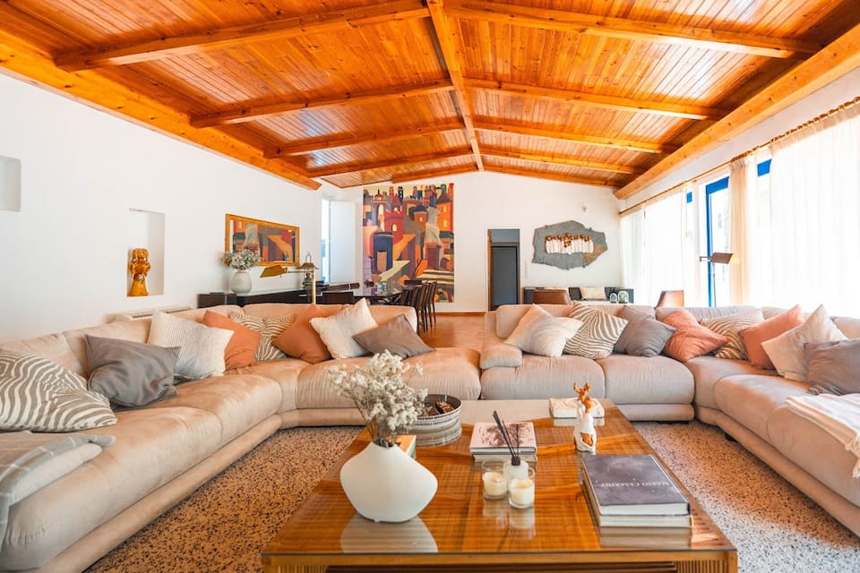 Top-earning Airbnb listing in Abrantes, 6 bedrooms