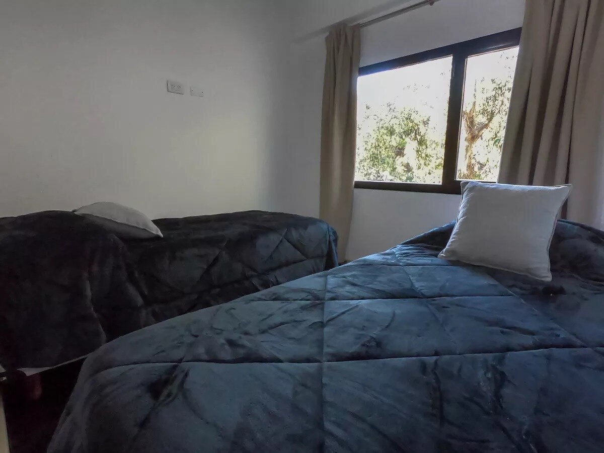 Segunda habitación con 2 camas individuales.