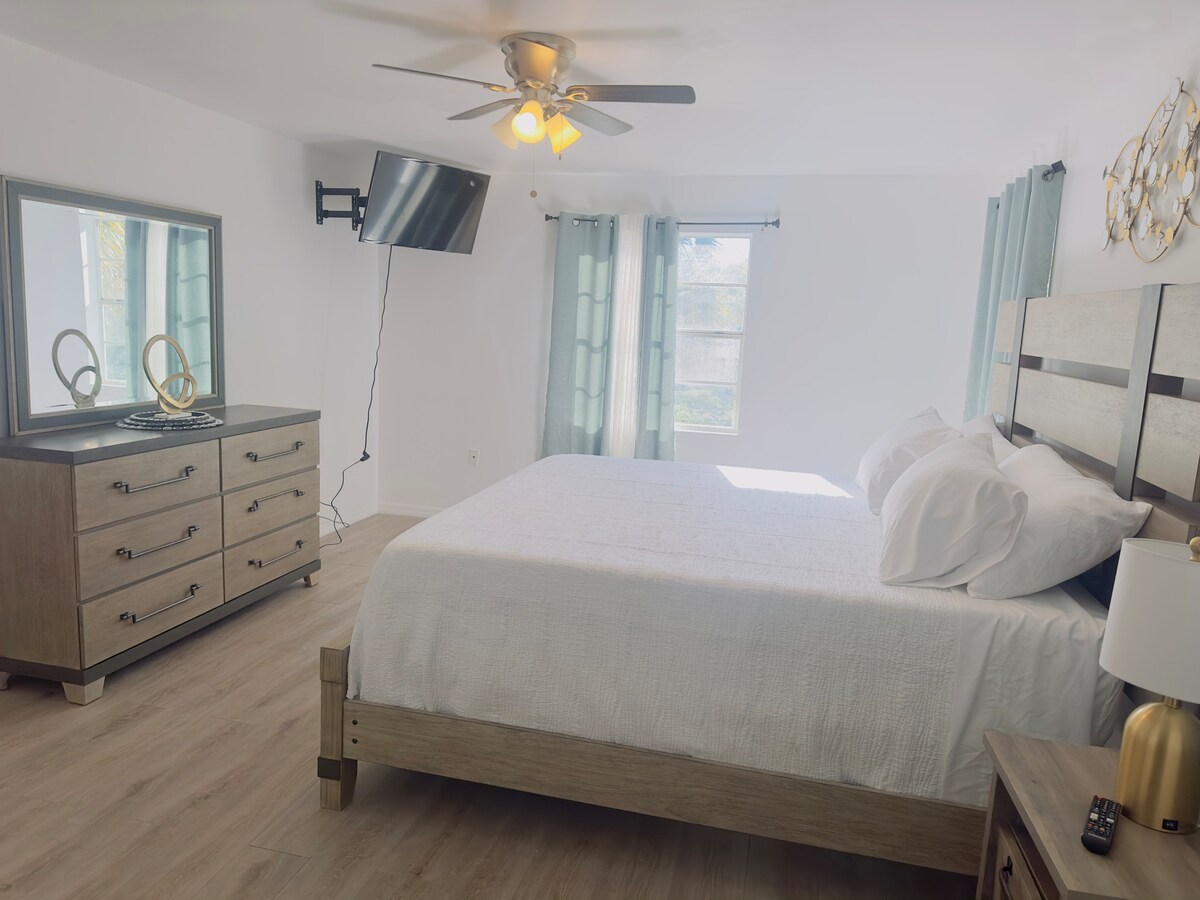 غرفة نوم رئيسية مريحة للغاية مع حمام كبير.