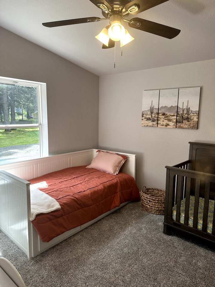 Двокреветна соба и детско креветче