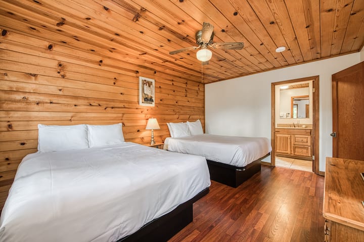 Táto chata má dve manželské postele veľkosti queen-size.
