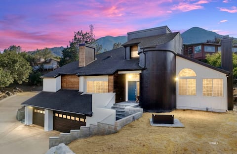 Valhalla House, Luxury Home, Hot Tub, Downtown