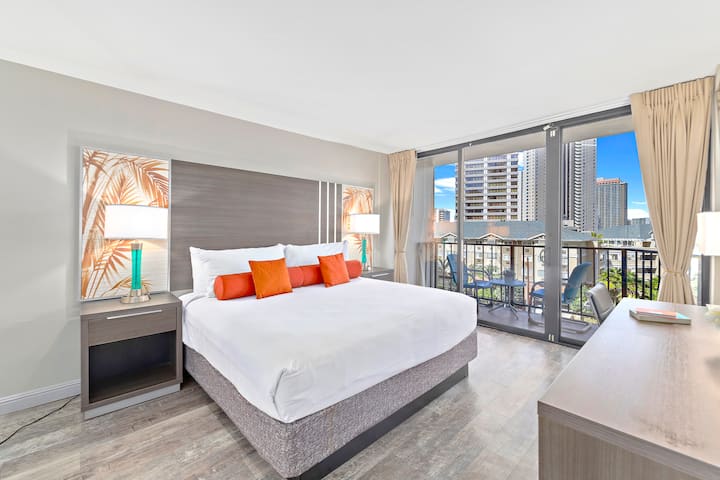 Waikiki Retreat W/ Pool, Bbq & Skyline Views - Honolulu, HI
