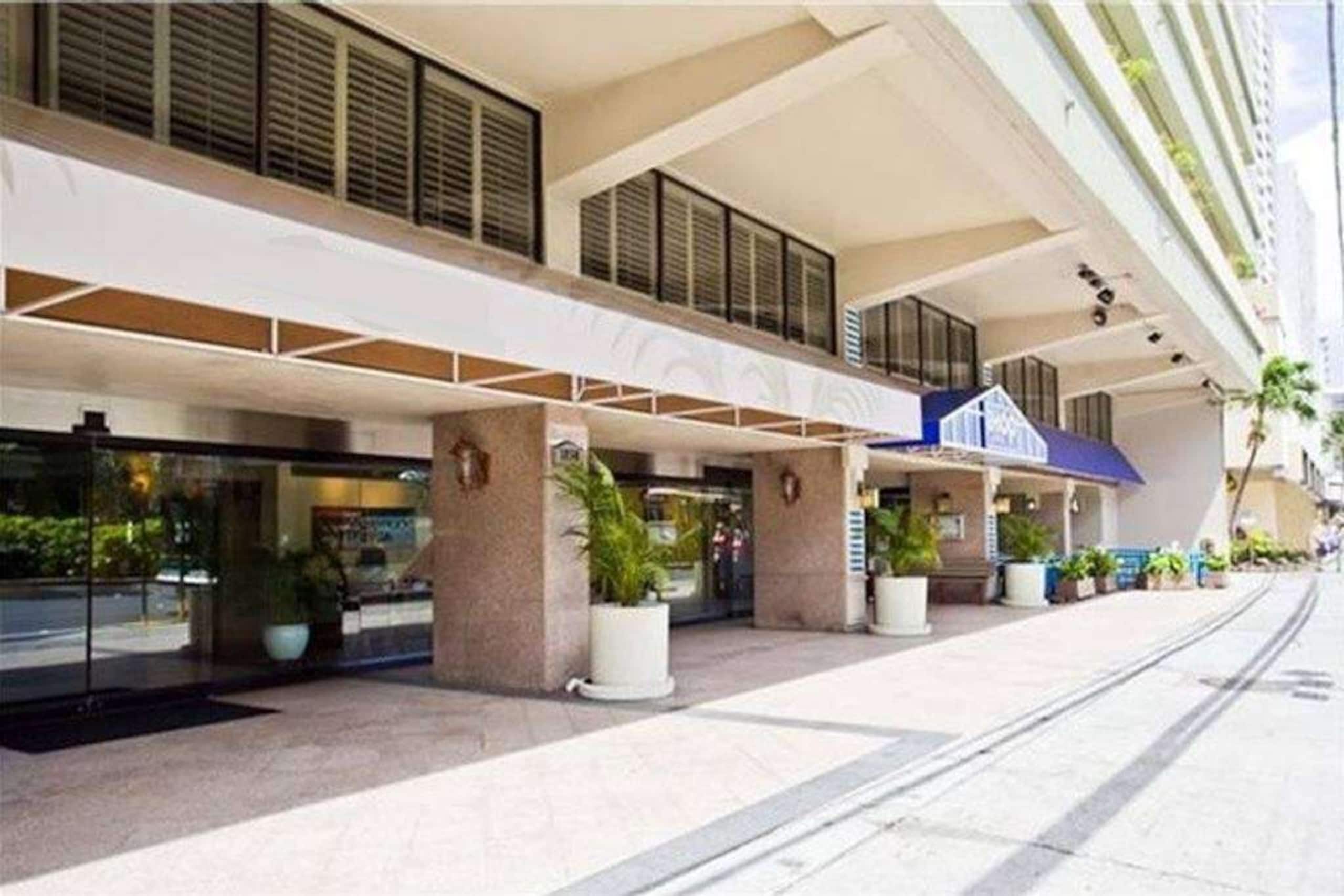 Condo in Honolulu · ★4.56 · 1 bedroom · 2 beds · 1 private bath - Image 34