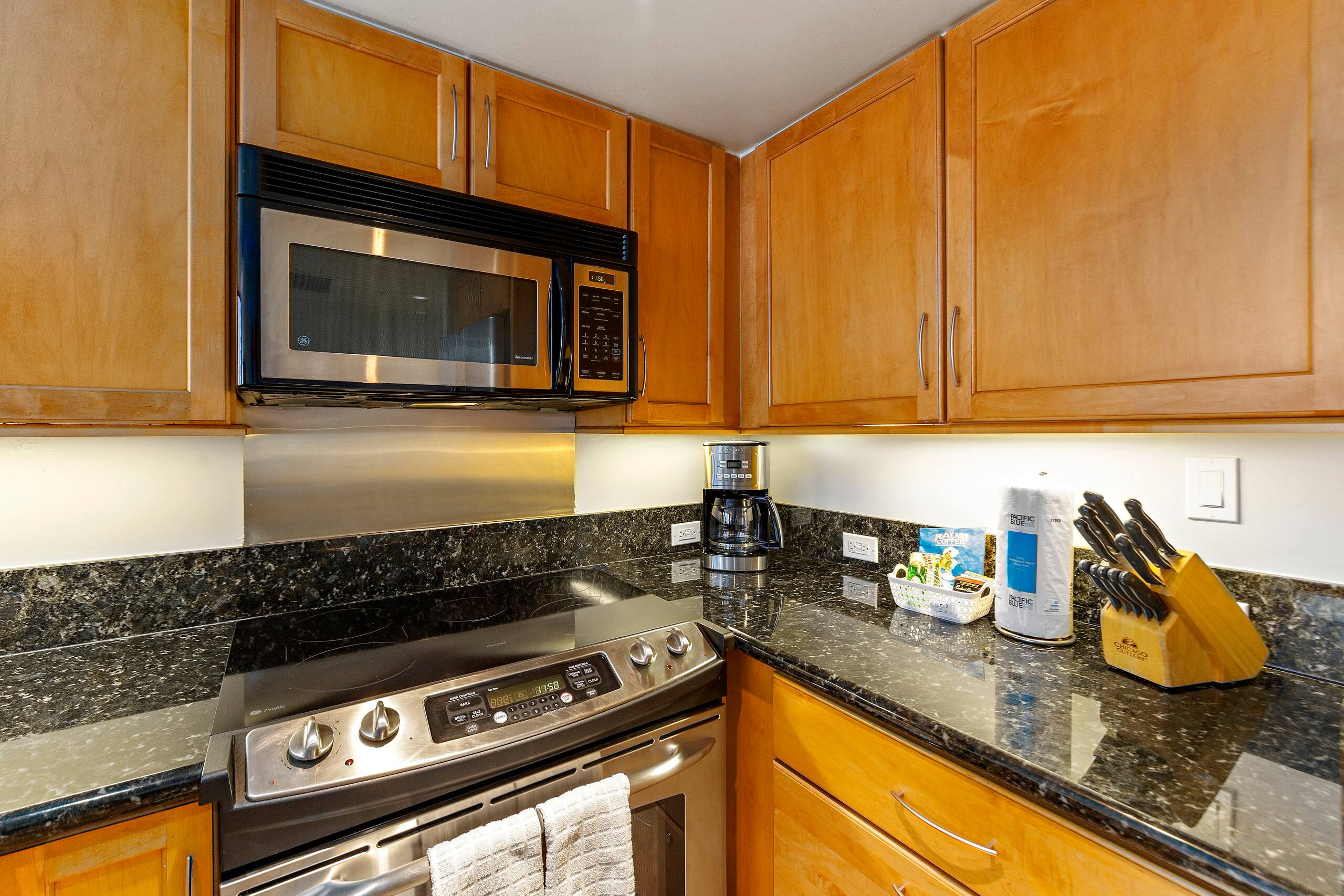 Condo in Honolulu · ★4.56 · 1 bedroom · 2 beds · 1 private bath - Image 17