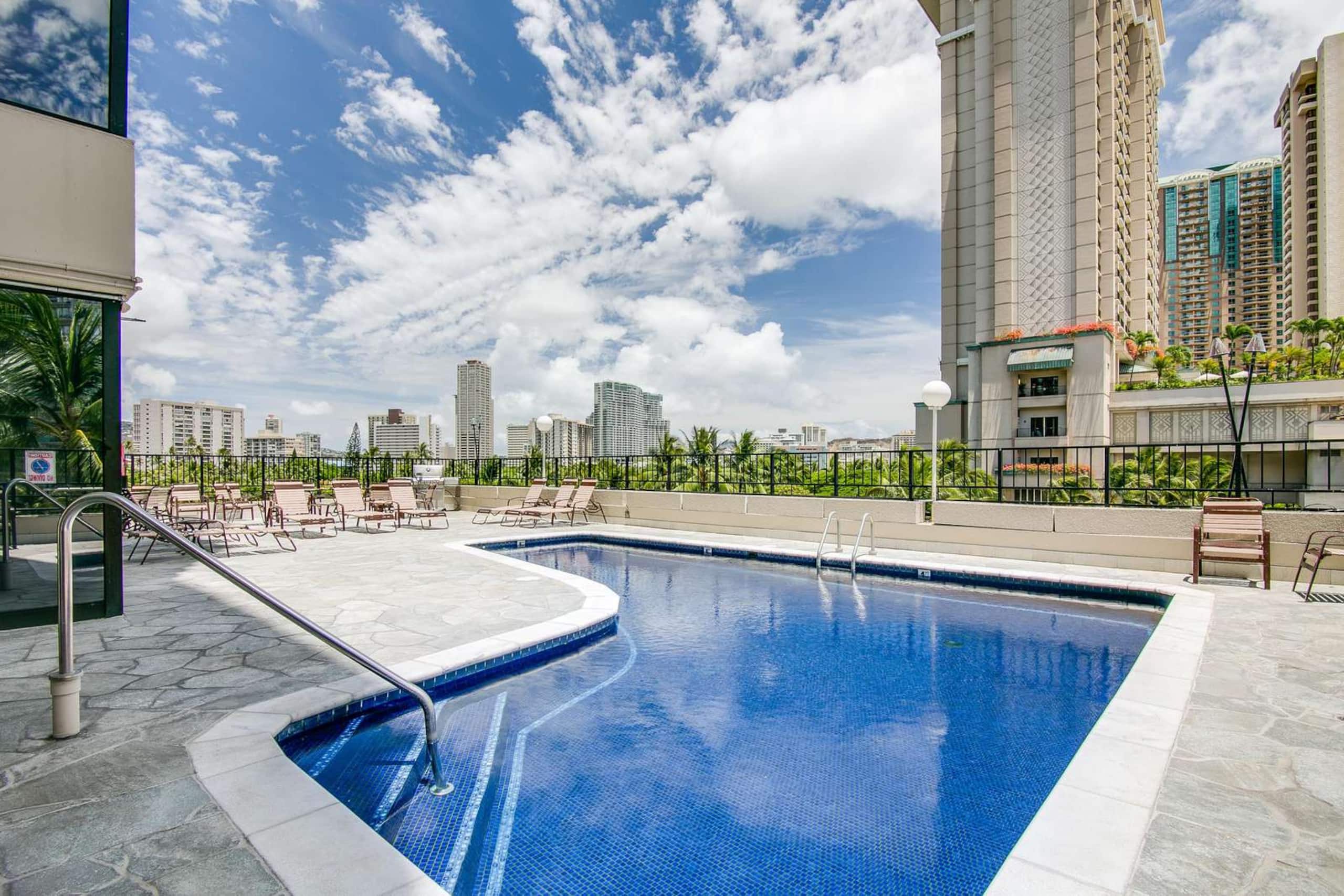 Condo in Honolulu · ★4.56 · 1 bedroom · 2 beds · 1 private bath - Image 4