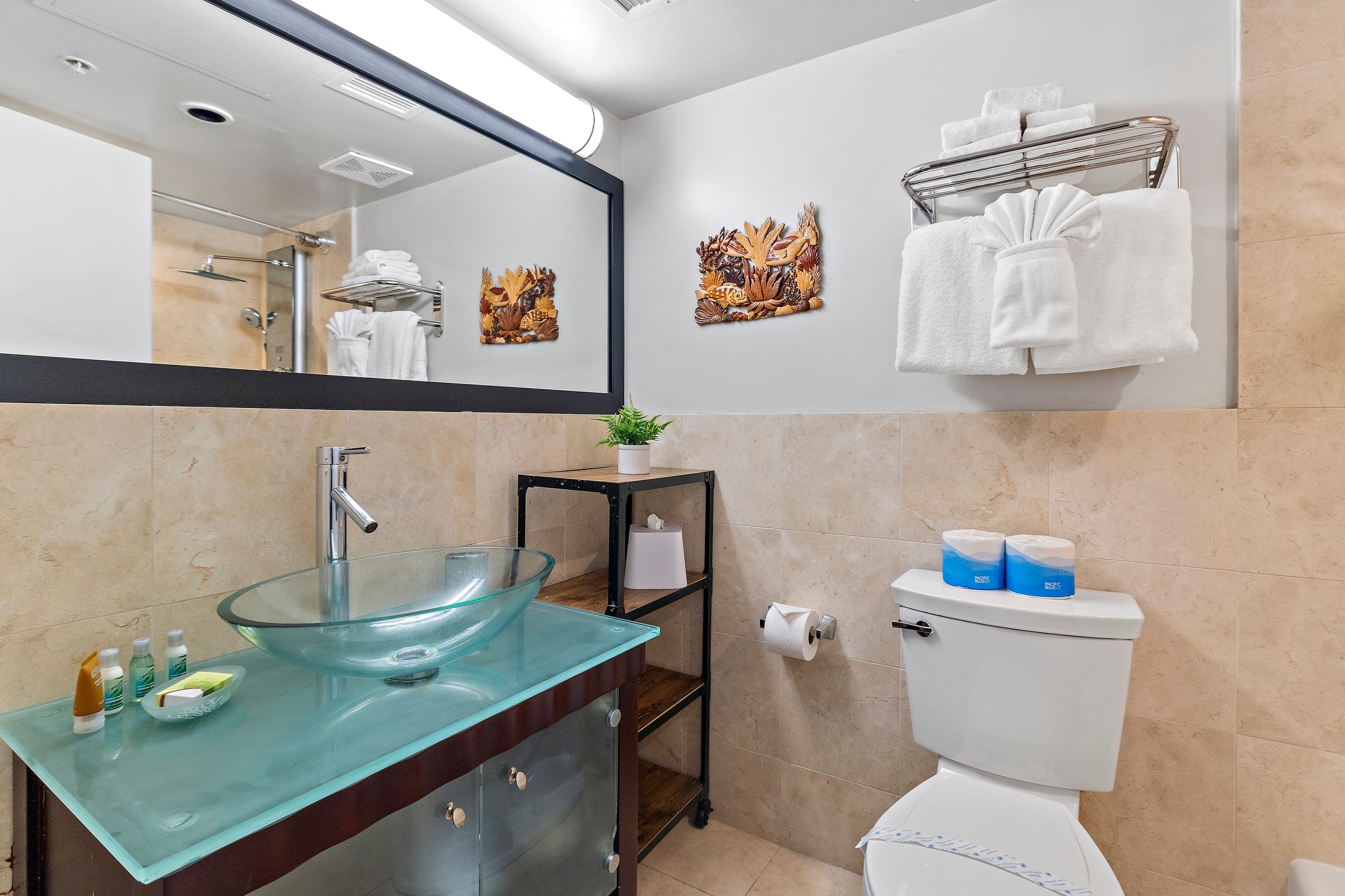 Condo in Honolulu · ★4.56 · 1 bedroom · 2 beds · 1 private bath - Image 7