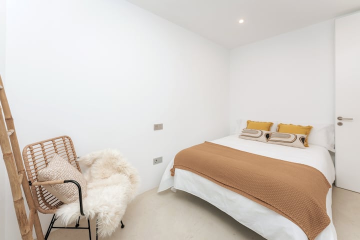 غرفة نوم مزدوجة مع تراس خاص بإطلالة على المحيط