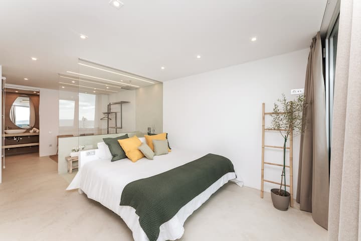 إطلالات على المحيط وجناح من نوع مساحة غرفة النوم الرئيسية، مع دش متكامل كبير وخزانة ملابس وحمام كامل خاص في الجناح