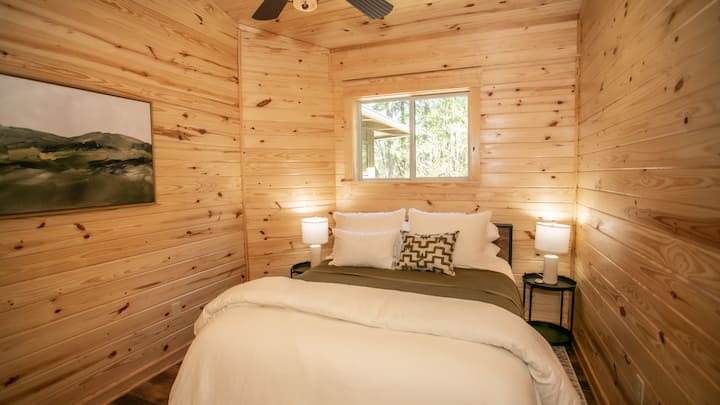 【ベッドルーム# 4ゲストキャビンの】クイーンベッド