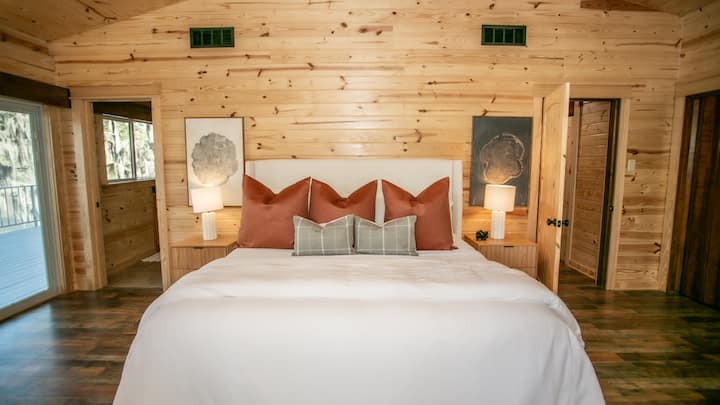 【主寝室の】キングサイズベッド