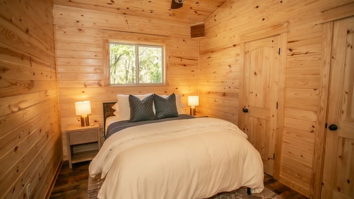 【ベッドルーム# 3ゲストキャビンの】クイーンベッド