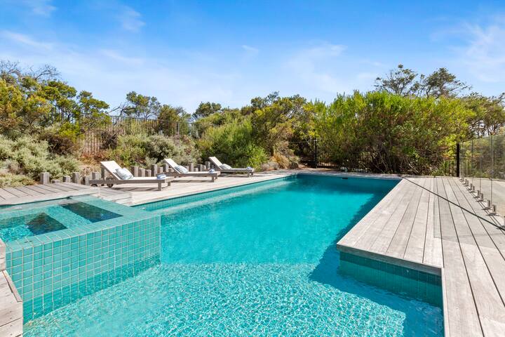 Oceanic-Luxury Meets Relaxation gallery image 4