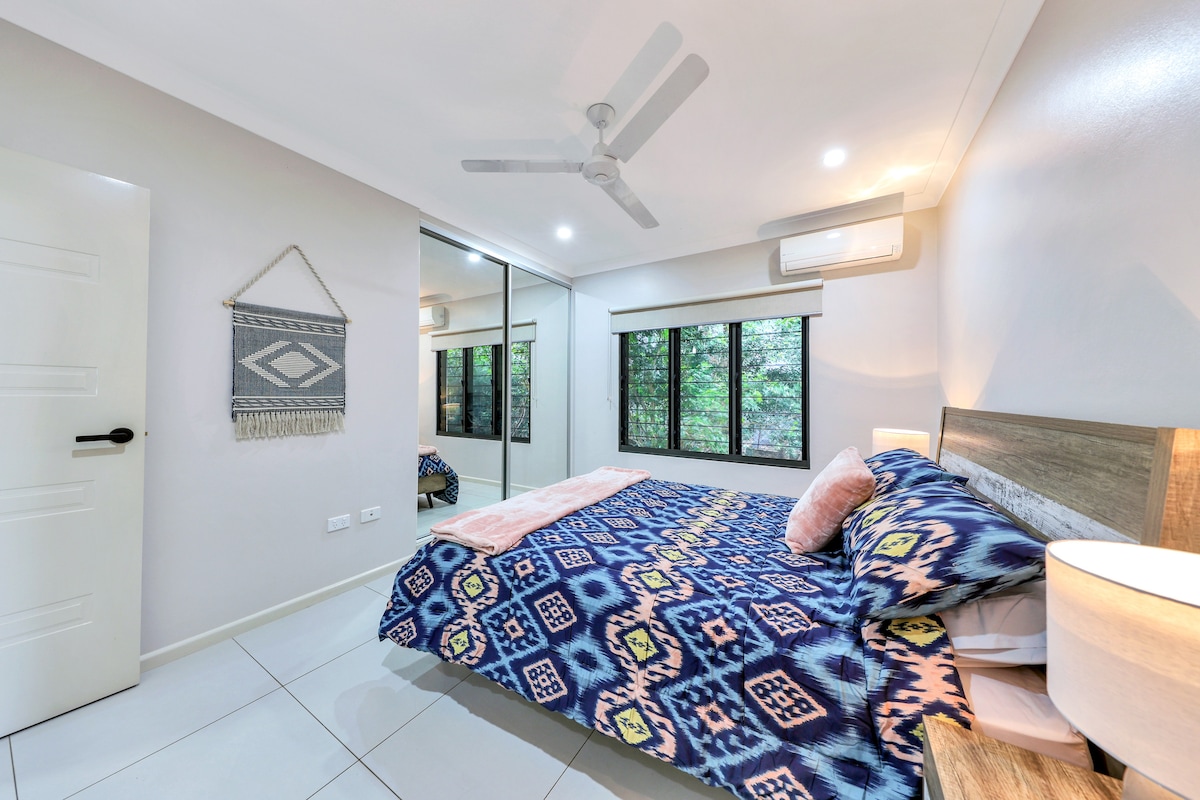 第二间卧室配有一张标准双人床