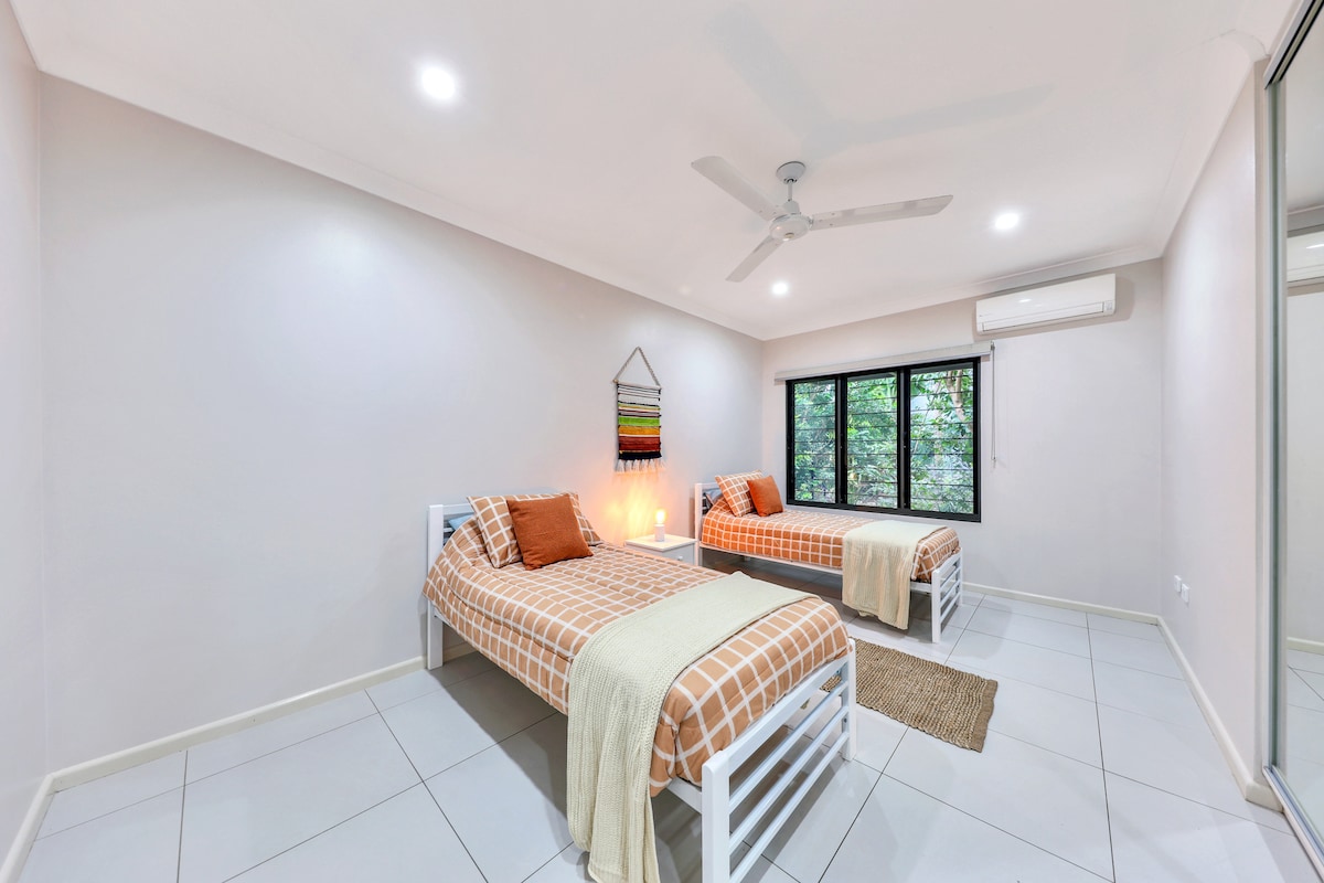 第三间卧室配备两张单人床