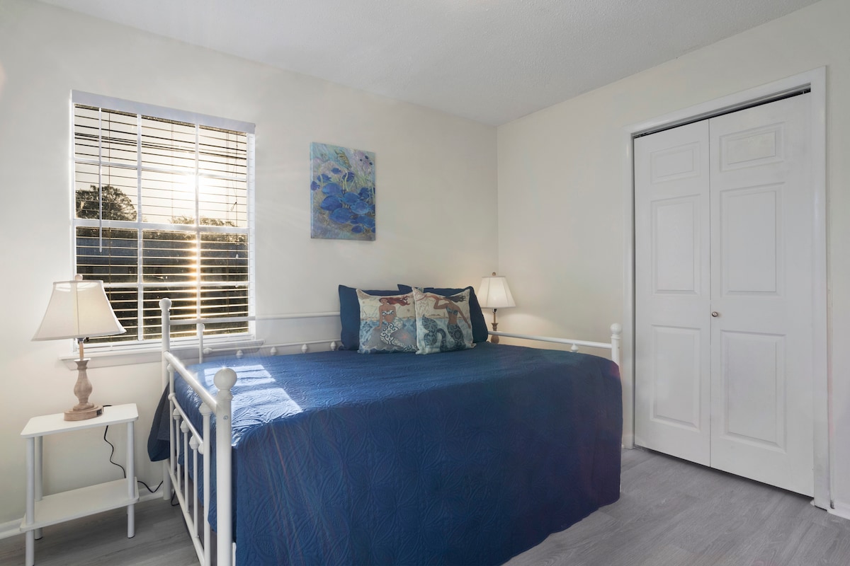 Guest Bedroom with trundle bed with two doubles and Smart TV 