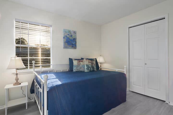 Guest Bedroom with trundle bed with two doubles and Smart TV 