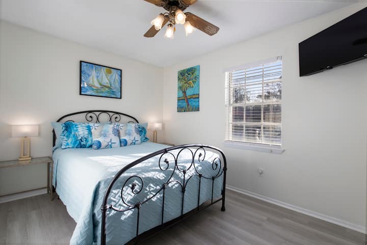 Guest Bedroom with Queen Bed and Smart Tv 