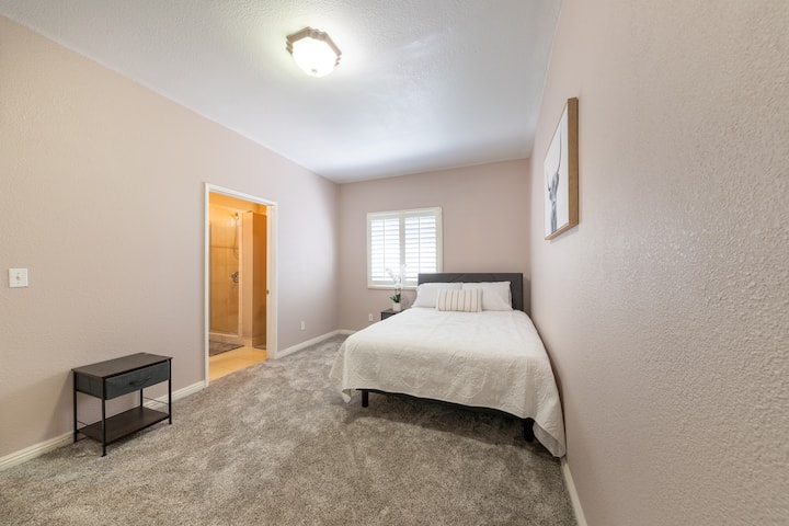 Do të kesh gjithashtu qasje në një banjë të kompletuar, duke garantuar privatësinë tënde.