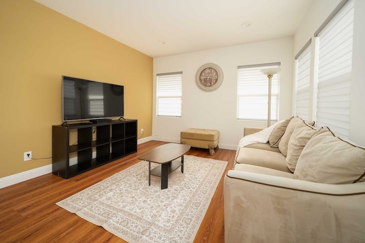 Bright 2br Retreat W/ Parking | Mins To Pico-union - Culver City, CA