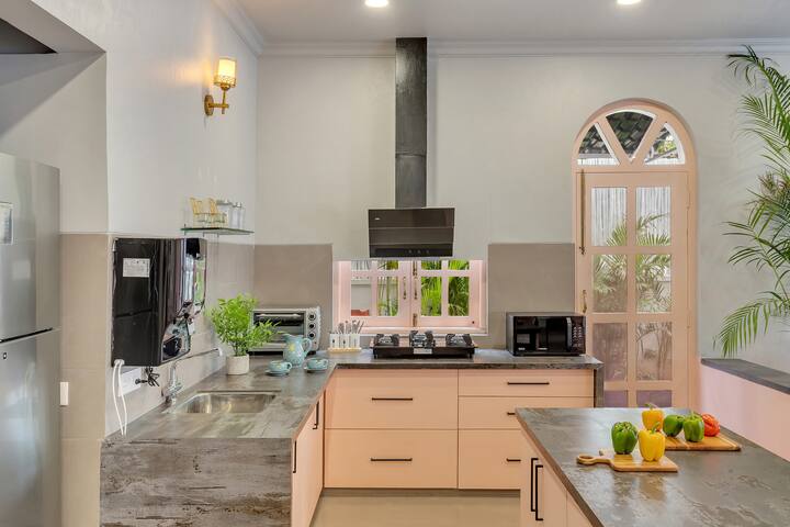 Full kitchen image 1