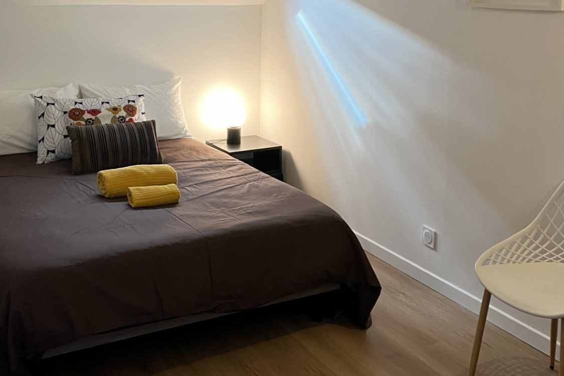 140 легла (ново спално бельо и оборудване)
закачалка за дрехи (със закачалки) и рафтове за съхранение на велукс дрехите ви 
с щора