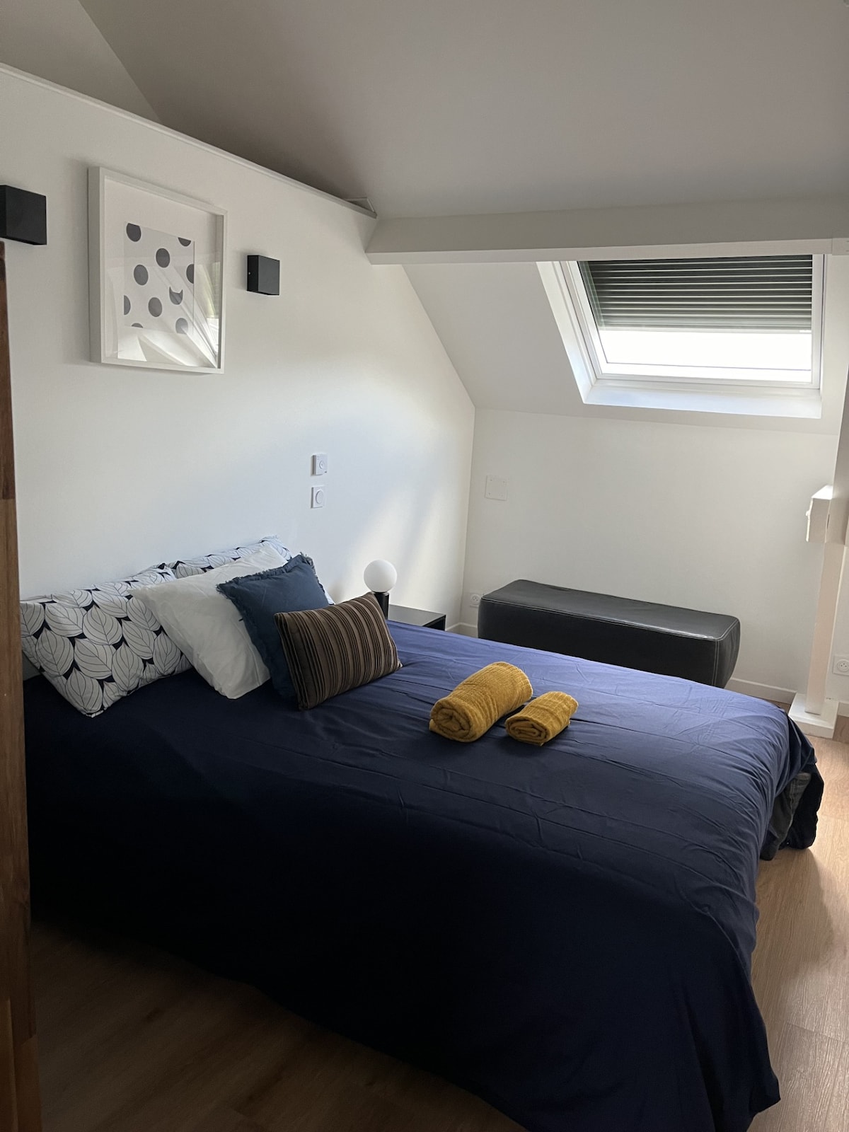 140 легла (ново спално бельо и оборудване)
закачалка за дрехи (със закачалки) и рафтове за съхранение на велукс дрехите ви 
с щора