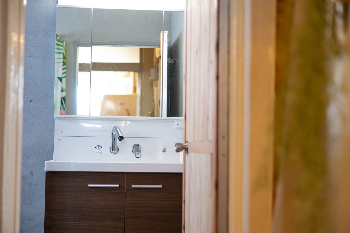 ミラーの後ろは収納があるので、長期滞在中の歯ブラシや歯磨き粉、ブラシや化粧水なども置けるスペースがあります。