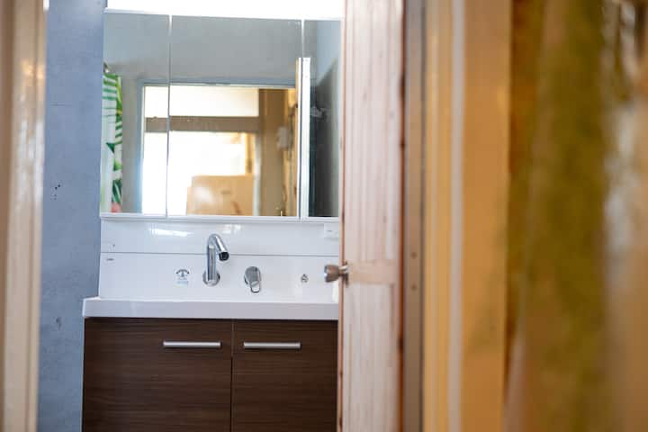 ミラーの後ろは収納があるので、長期滞在中の歯ブラシや歯磨き粉、ブラシや化粧水なども置けるスペースがあります。