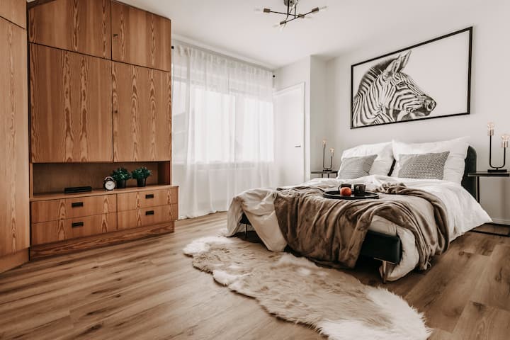 Ndoto tamu zimehakikishwa katika chumba hiki cha kulala kwa sababu ya godoro la kifahari. Katika kabati lililojengwa ndani una nafasi ya kutosha kwa ajili ya nguo na mifuko yako yote. Bora zaidi: Kwenye chumba utapata ufikiaji wa moja kwa moja wa bafu hapa!