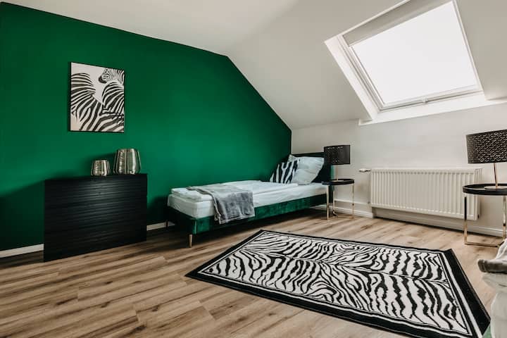 Chumba cha 2 cha kulala kinaweza kuchukua watu 3: kitanda 1 cha mtu mmoja na kitanda 1 cha ukubwa wa malkia chenye magodoro ya daraja la kwanza hutengeneza usiku mzuri hapa! 