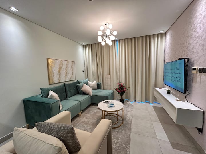 ห้องนั่งเล่นพร้อมทีวีขนาดใหญ่และบริการ Wi-Fi + อินเทอร์เน็ตคุณภาพสูง โซฟาที่สะดวกสบายสำหรับนอนและควบคุมแสง