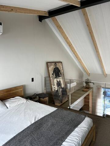 Newly refurbed 2-bed penthouse gallery image 3