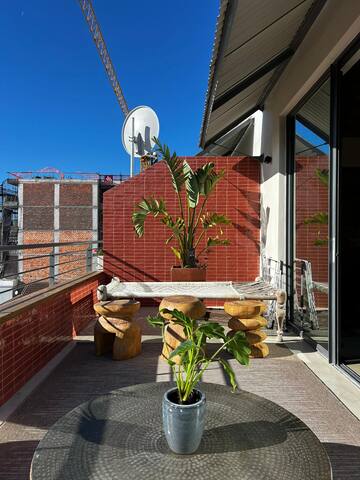 Newly refurbed 2-bed penthouse gallery image 4