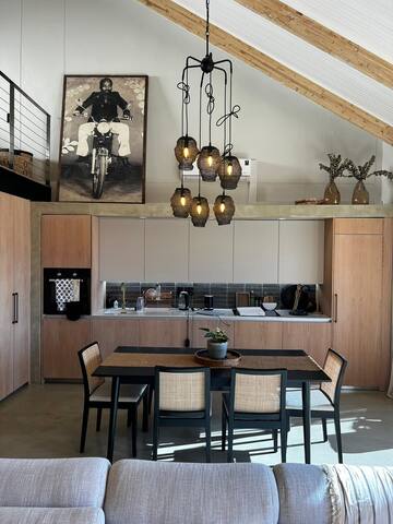 Newly refurbed 2-bed penthouse gallery image 2